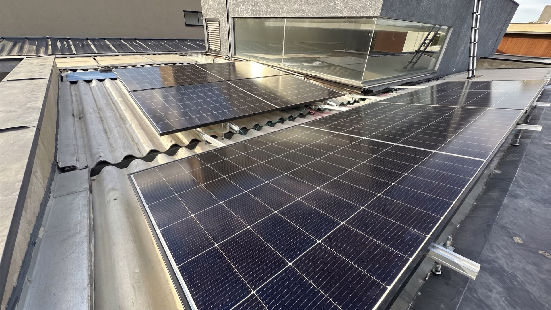 Instalação de energia solar fotovoltaica da Quick On em telhado de Sorocaba