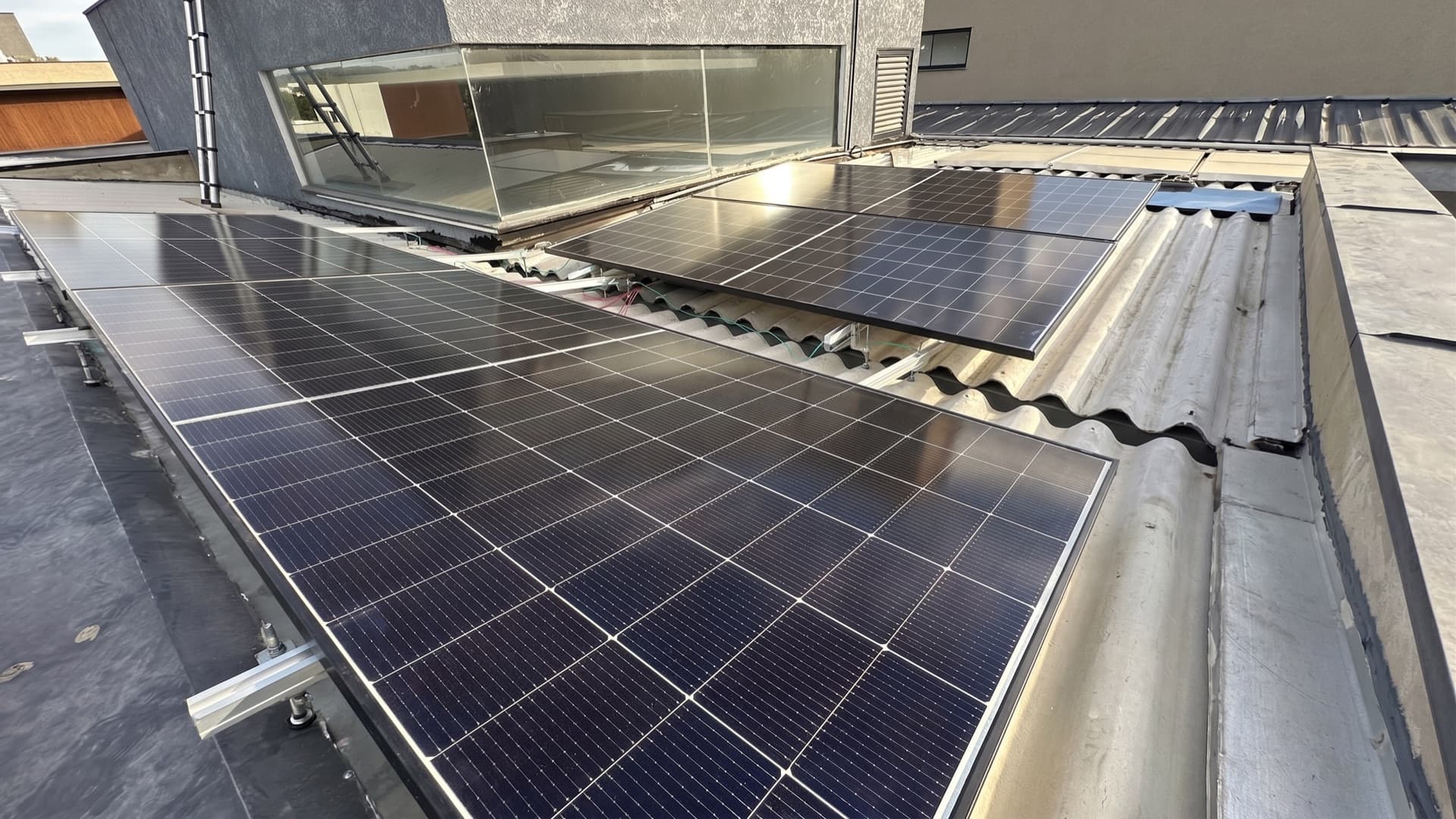 Instalação de energia solar fotovoltaica da Quick On em telhado